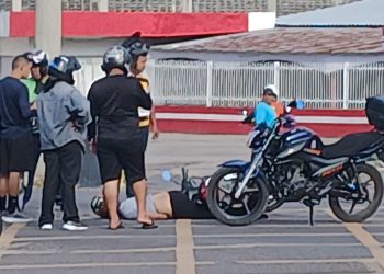 Cabeça é atingida por roda de ônibus e vítima morre na Av. Max Teixeira