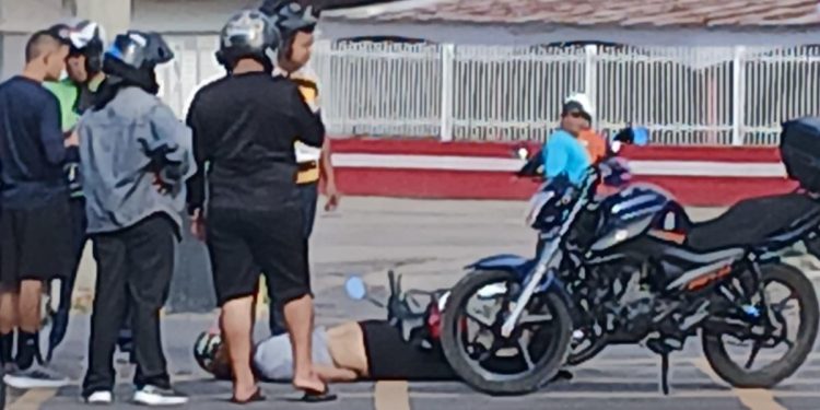 Cabeça é atingida por roda de ônibus e vítima morre na Av. Max Teixeira