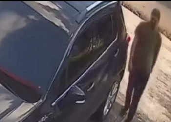 Fez a limpa no carro ao usar “chapolin”; vítima ficou sem cartões e documentos. Vídeo