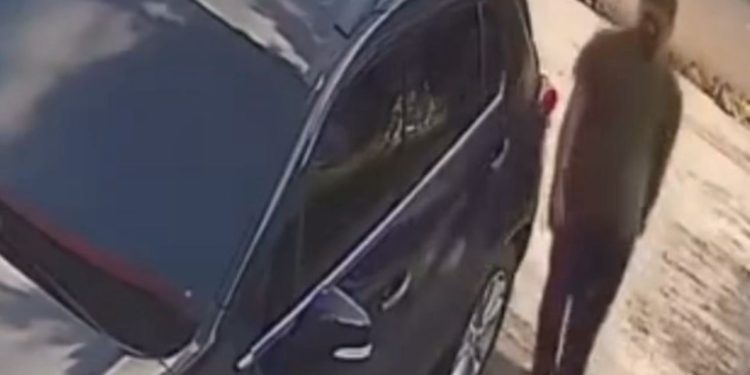 Fez a limpa no carro ao usar “chapolin”; vítima ficou sem cartões e documentos. Vídeo