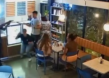 Armados e violentos; assaltantes levam tudo de clientes em cafeteria. VÍDEO