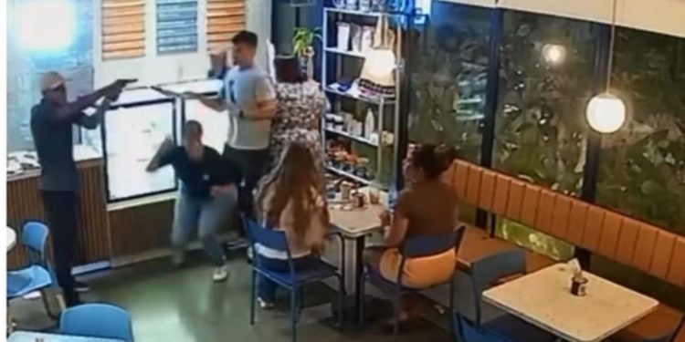 Armados e violentos; assaltantes levam tudo de clientes em cafeteria. VÍDEO