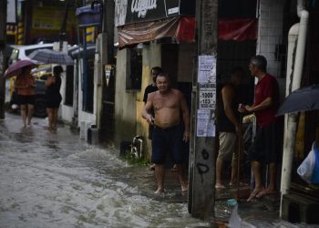 TEMPORAL – Chuva alaga Manaus este domingo