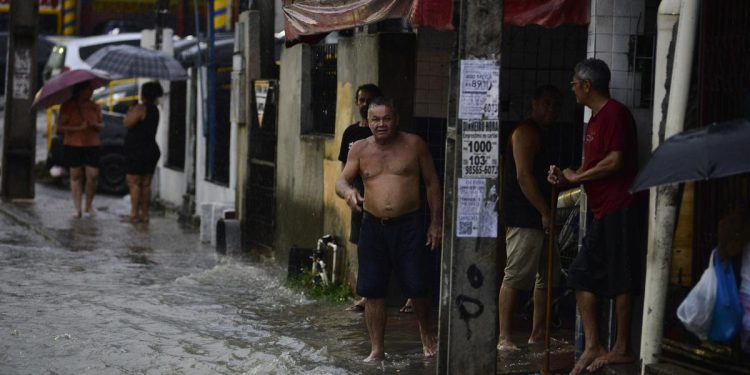 TEMPORAL – Chuva alaga Manaus este domingo