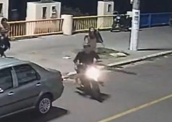 Vídeo: Na Orla de Itacoatiara, mulher reage a assalto e acerta ladrão com paulada