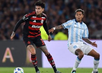 Flamengo supera expulsão, segura Racing e está na final da Libertadores