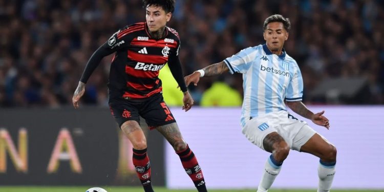 Flamengo supera expulsão, segura Racing e está na final da Libertadores