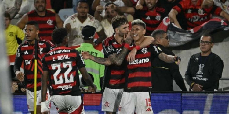 Flamengo vence Racing e abre vantagem na semifinal da Libertadores