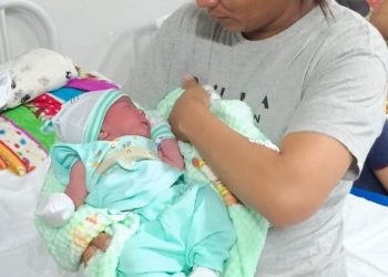 Mãe dá à luz dentro do carro em frente ao hospital e emociona profissionais de saúde