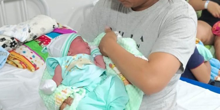 Mãe dá à luz dentro do carro em frente ao hospital e emociona profissionais de saúde