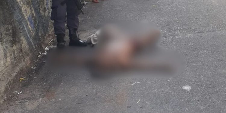 Vídeo: Moradores encontram corpo de homem com marcas de agressão na Praça 14