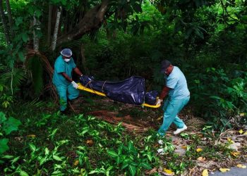 No meio do mato, homem é achado morto e sem roupa em Manaus