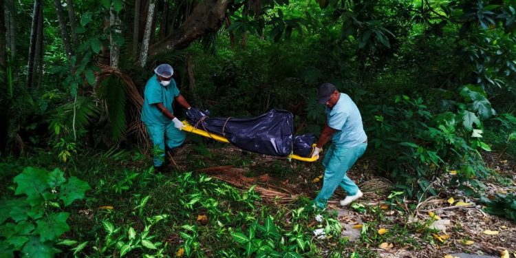 No meio do mato, homem é achado morto e sem roupa em Manaus