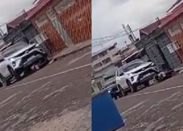 Após descobrir traição, mulher destrói moto da amante do marido em Manacapuru