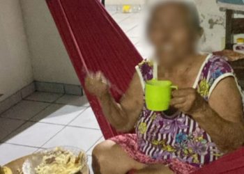 Debilitada, tremendo e sem comida: idosa é abandonada pelos filhos em Manaus