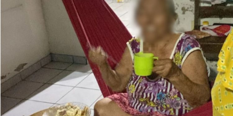 Debilitada, tremendo e sem comida: idosa é abandonada pelos filhos em Manaus