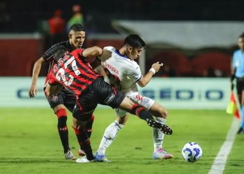 Vitória derrota Bahia e ganha fôlego na luta contra o rebaixamento