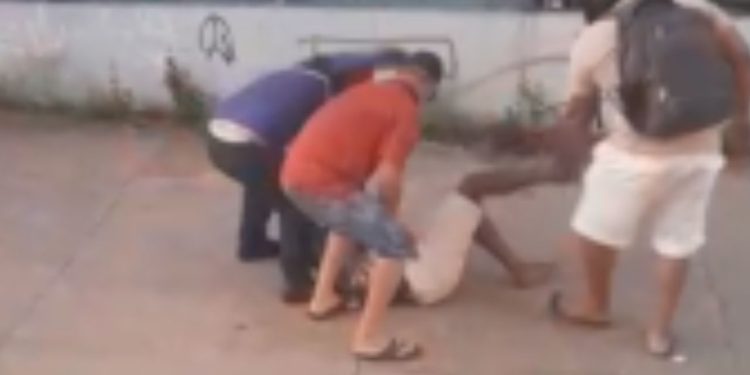 Vídeo mostra homem acusado de roubo 'pegando o dele' no T5