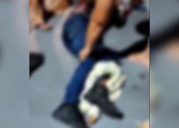 VÍDEO. Mototaxista tem fratura exposta após colisão no Novo Aleixo