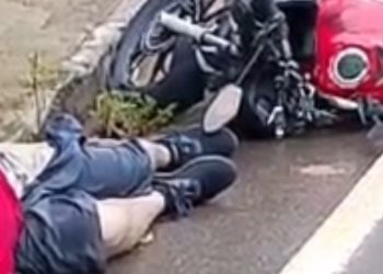 VÍDEO FORTE. Morre motorista de app após deslizar na chuva