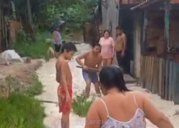 Defesa Civil notifica risco de alagamentos; vídeo mostra famílias desesperadas