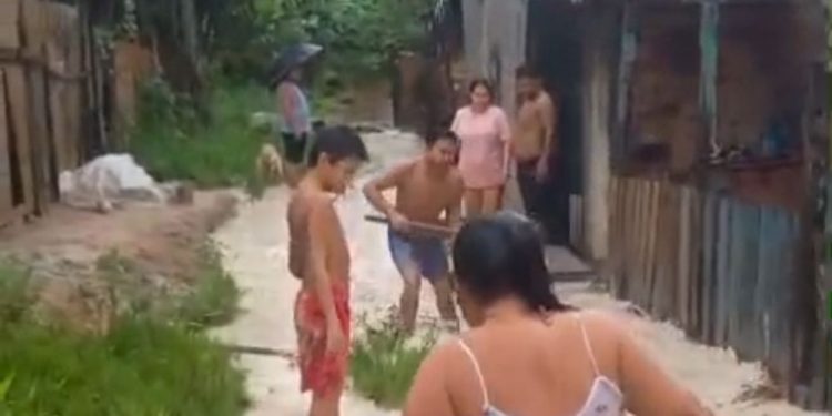 Defesa Civil notifica risco de alagamentos; vídeo mostra famílias desesperadas