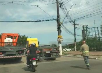 Acidente grave entre carreta e carro na Bola da Suframa causa caos no trânsito