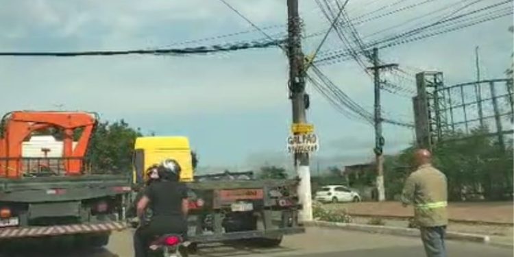 Acidente grave entre carreta e carro na Bola da Suframa causa caos no trânsito