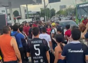 VÍDEO. Motoristas de ônibus foram no soco e um usou machadinha durante briga na Av. Djalma Batista