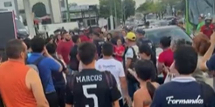 VÍDEO. Motoristas de ônibus foram no soco e um usou machadinha durante briga na Av. Djalma Batista