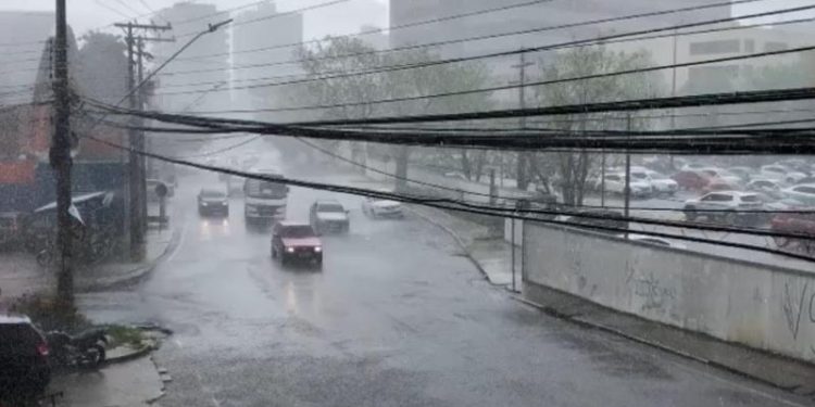 Manaus escapa do tornado, mas não do temporal