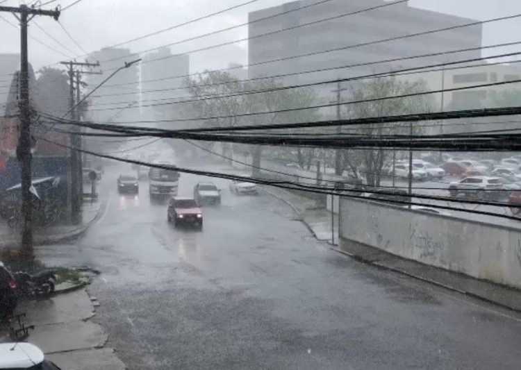Manaus escapa do tornado, mas não do temporal