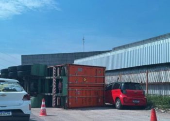 Carreta tomba em manobra na Bola da Suframa e container bloqueia a pista