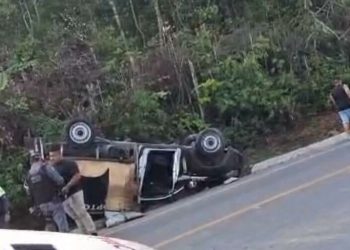 ALÉM DE QUEDA, COICE – Viatura do IML capota com defunto dentro