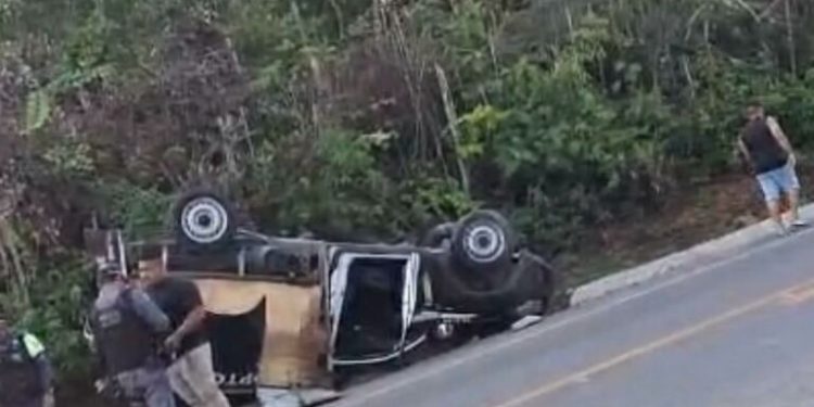 ALÉM DE QUEDA, COICE – Viatura do IML capota com defunto dentro