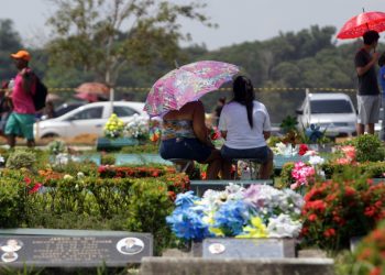 DIA DOS FINADOS – Homenagens aos entes queridos começaram cedo
