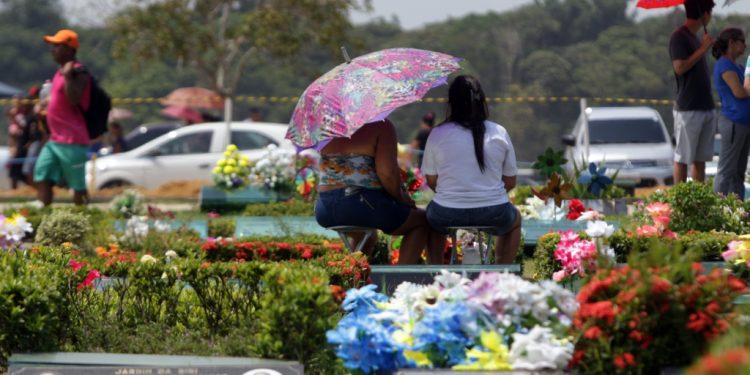 DIA DOS FINADOS – Homenagens aos entes queridos começaram cedo