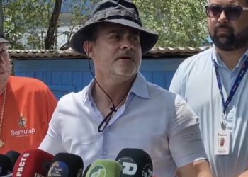 Maior ecobarreira de Manaus é instalada no igarapé do Educandos para reforçar ações ambientais