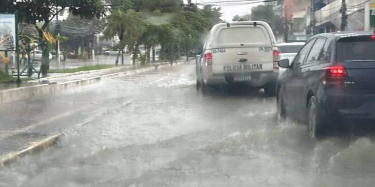 Manaus e Iranduba estão sob aviso de fortes chuvas nesta terça-feira 