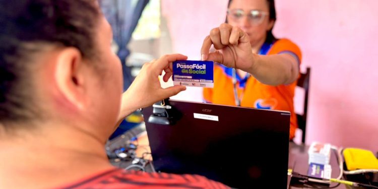 Emissão gratuita do cartão PassaFácil chega a bairros de Manaus