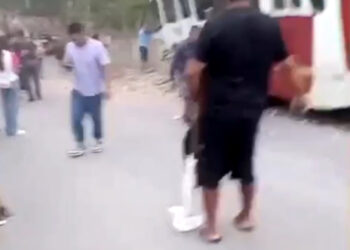 Ônibus da linha 093 colide com muro e causa pânico na estrada do Puraquequara