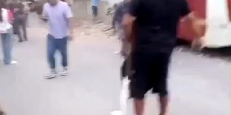 Ônibus da linha 093 colide com muro e causa pânico na estrada do Puraquequara