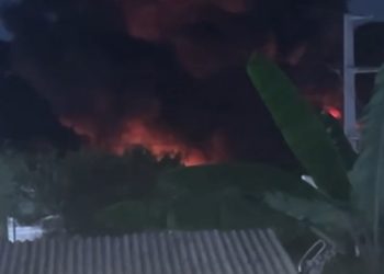 Incêndio consome empresa de reciclagem na Zona Leste