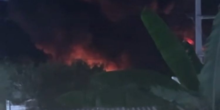 Incêndio consome empresa de reciclagem na Zona Leste