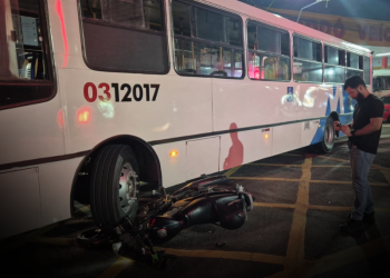 Colisão deixa motociclista em baixo de ônibus