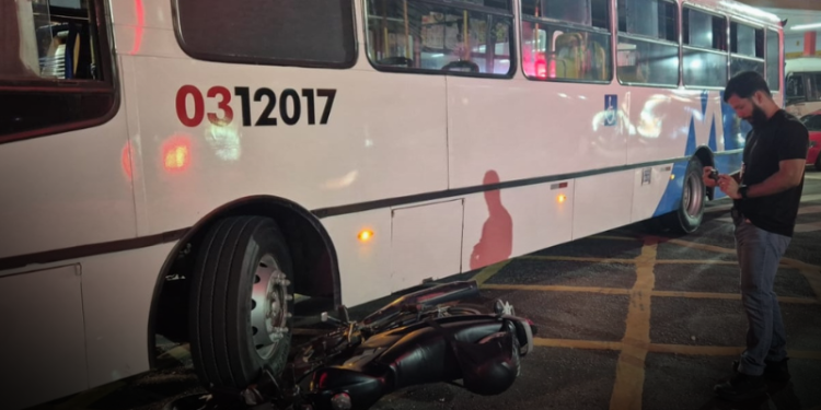 Colisão deixa motociclista em baixo de ônibus