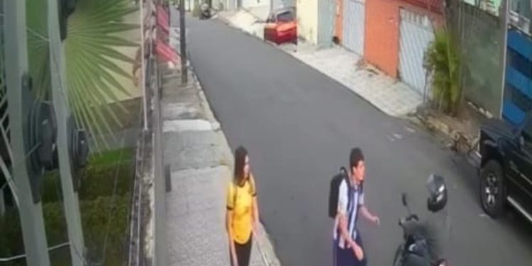 VÍDEO. Assaltante é perseguido e agredido por moradores após tentativa de roubo
