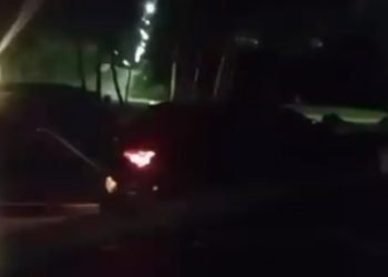 VÍDEO. Colisão na Av. do Turismo deixa carro destruído e região sem energia