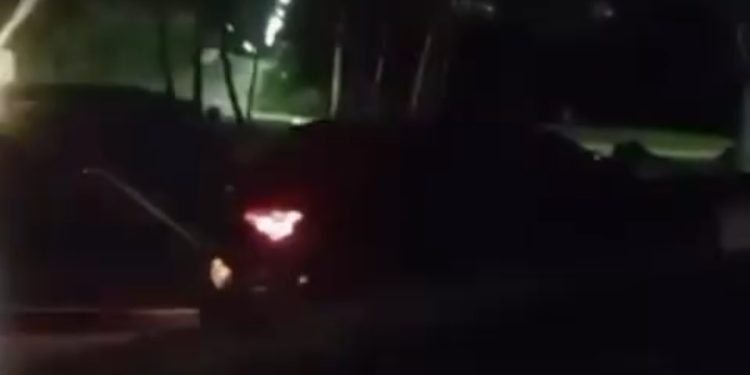 VÍDEO. Colisão na Av. do Turismo deixa carro destruído e região sem energia