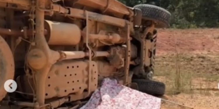 Pneu estoura e carro capota na BR-319; dois irmãos morreram